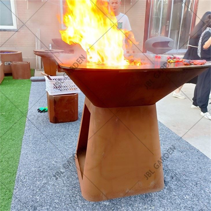 Myynnissä grillitelineitä
