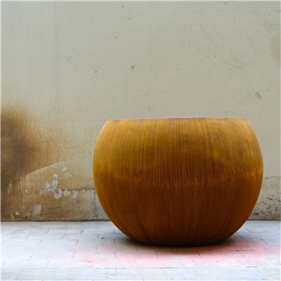 Corten Steel Pot puutarhassa