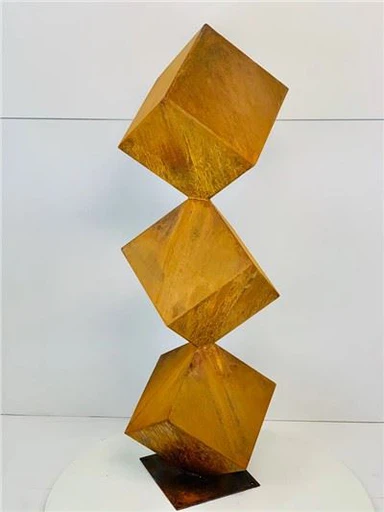 Suuri Trinity Corten -teräksinen ulkoveistos