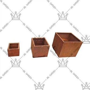 Tall Square Planter ulkona