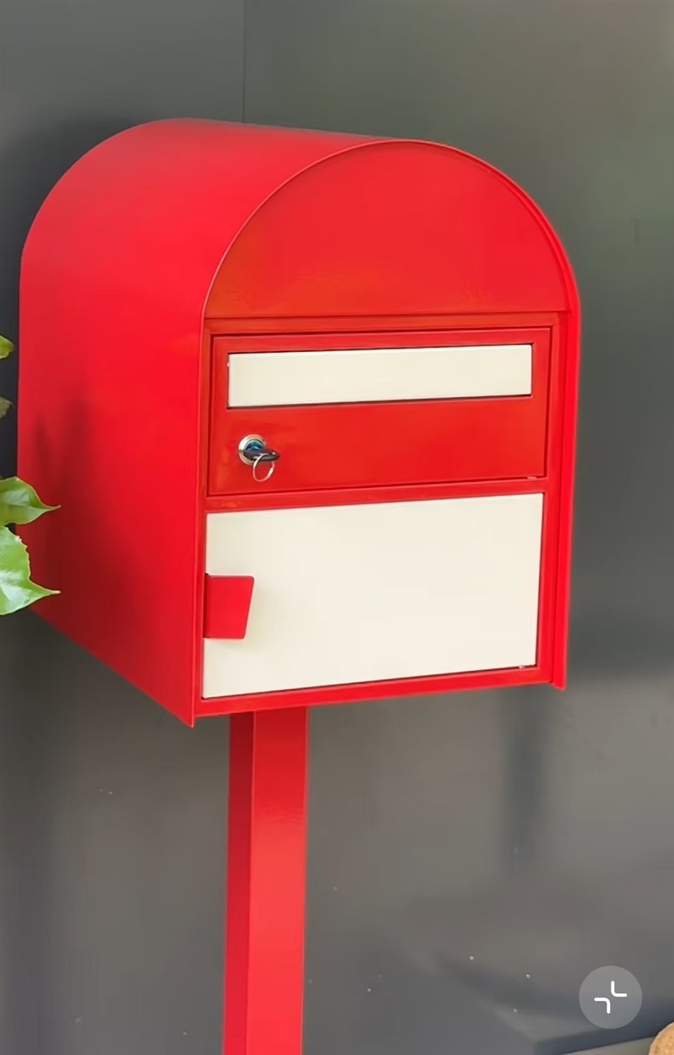 Kaksikerroksinen postilaatikko