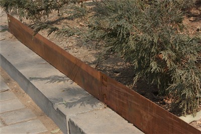 Mukautettu Corten-teräksinen maisemointireuna kestävään puutarhan rajojen valvontaan