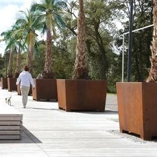 Mukautetun kokoinen istutusruukku patiolle