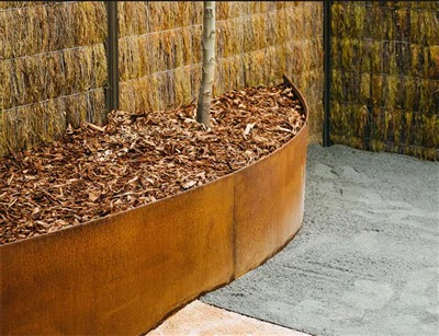 Moderni Corten Steel -maisemareuna